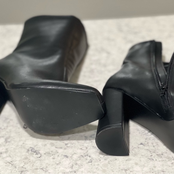 Steve Madden soft beautiful black side zip boot. - Picture 9 of 10